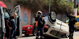 Motorista perde controle e capota Fiat Mobi na Avenida Antônio Pires Pimentel, em Bragança Paulista