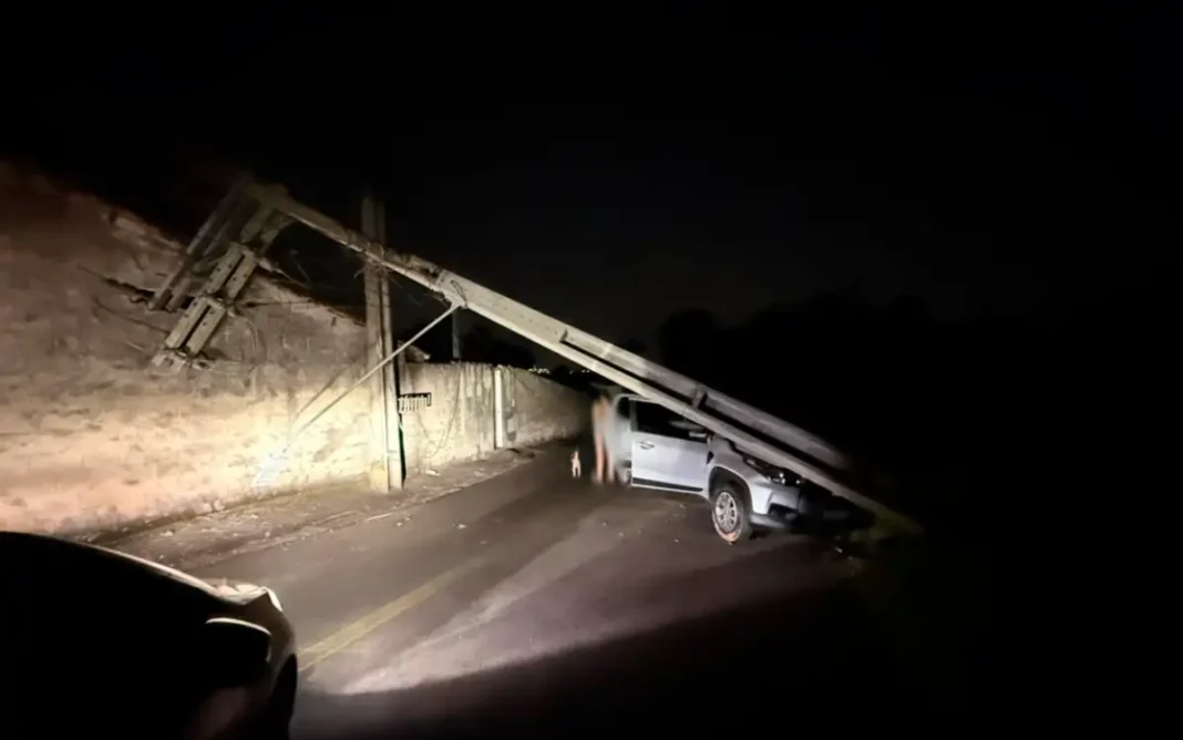 MOTORISTA PERDE O CONTROLE DE FIAT TORO E COLIDE CONTRA POSTE EM VISTA ALEGRE