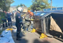 Mulher fica ferida após perder o controle de picape e tombar em Bom Jesus dos Perdões