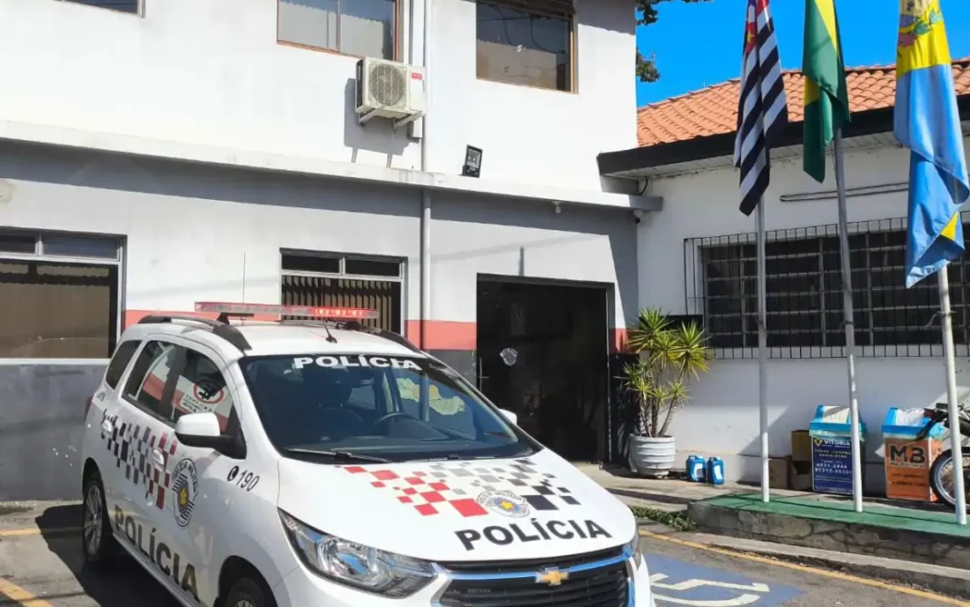 MULHER PROCURADA POR FURTO É PRESA DURANTE PATRULHAMENTO DA PM