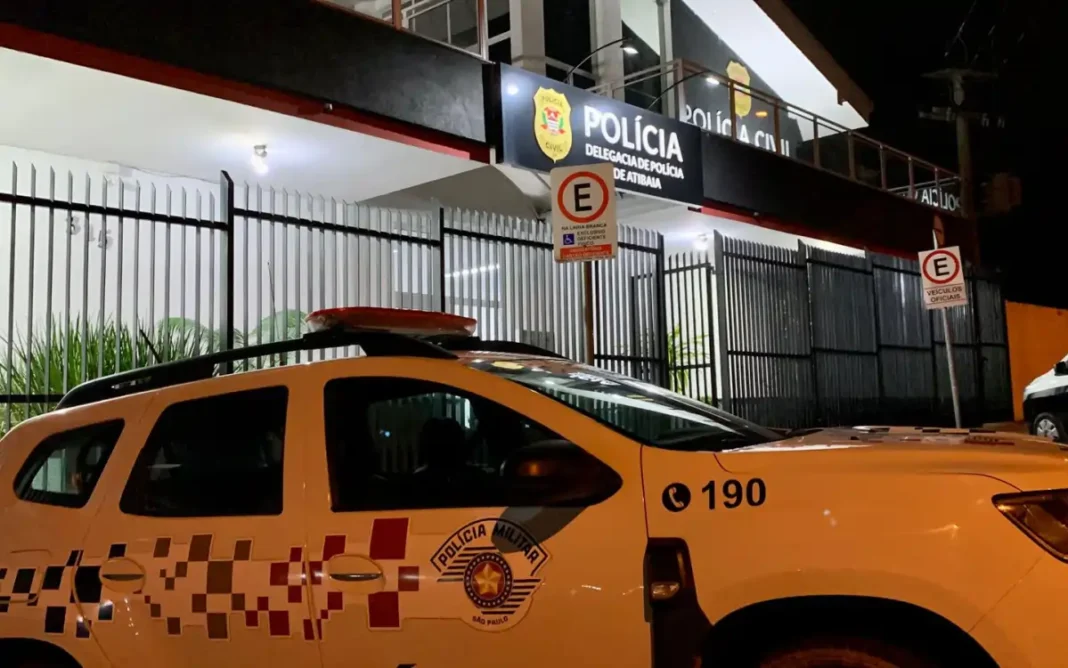 Mulher denuncia agressão e polícia encontra arma municiada com numeração suprimida em casa