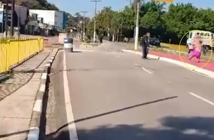 Mulher desmaia após ser atingida por pedrada na cabeça durante discussão