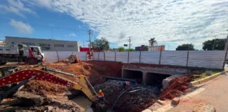 Obra no Ribeirão Lavapés avança com intervenções no leito e nas margens em Bragança Paulista