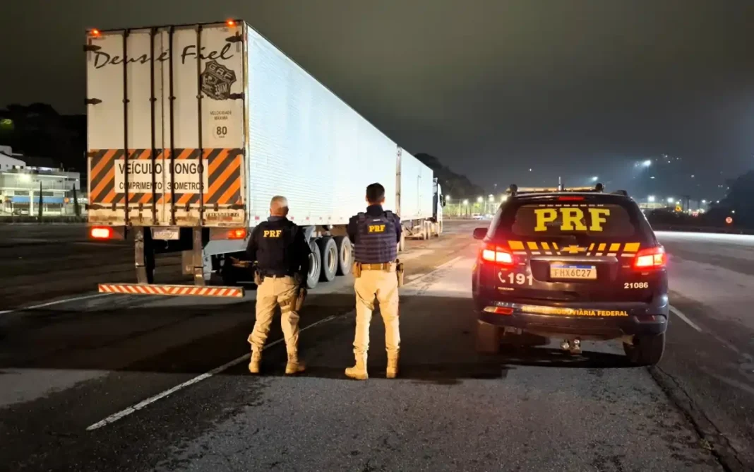 PRF FLAGRA TRANSPORTE IRREGULAR DE ALIMENTOS JUNTO A PRODUTO PERIGOSO NA FERNÃO DIAS