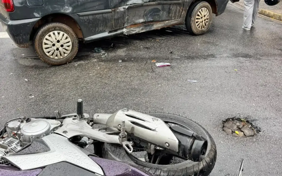 ACIDENTE ENTRE MOTO E CARRO DEIXA DUAS PESSOAS FERIDAS NA VILA APARECIDA