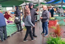 Adriano Pires realiza campanha em feira livre no Recinto do Posto de Monta
