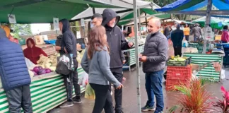 Adriano Pires realiza campanha em feira livre no Recinto do Posto de Monta