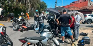 Acidente de trânsito envolve motocicleta e carro no Jardim Recreio