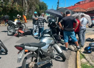 Acidente de trânsito envolve motocicleta e carro no Jardim Recreio