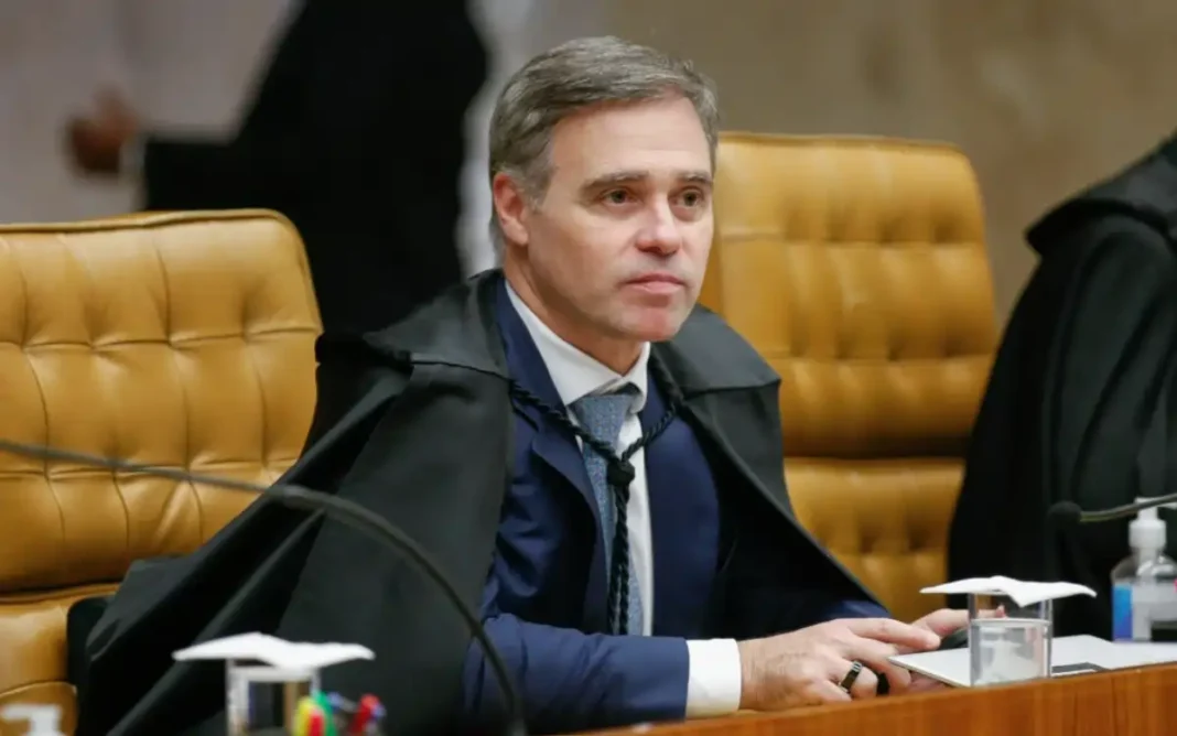 CAMPANHA DE LULA É MULTADA POR IMPULSIONAR VÍDEO CONTRA FLÁVIO