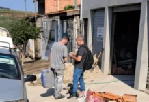 Candidato Adriano Pinheiro visita obras e conversa com trabalhadores
