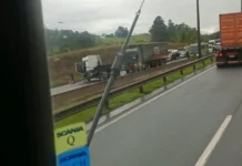 Acidente com carreta provoca longa fila na Fernão Dias, em Bragança Paulista