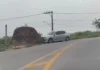 Veículo bate contra pedra no bairro São Miguel nesta segunda-feira