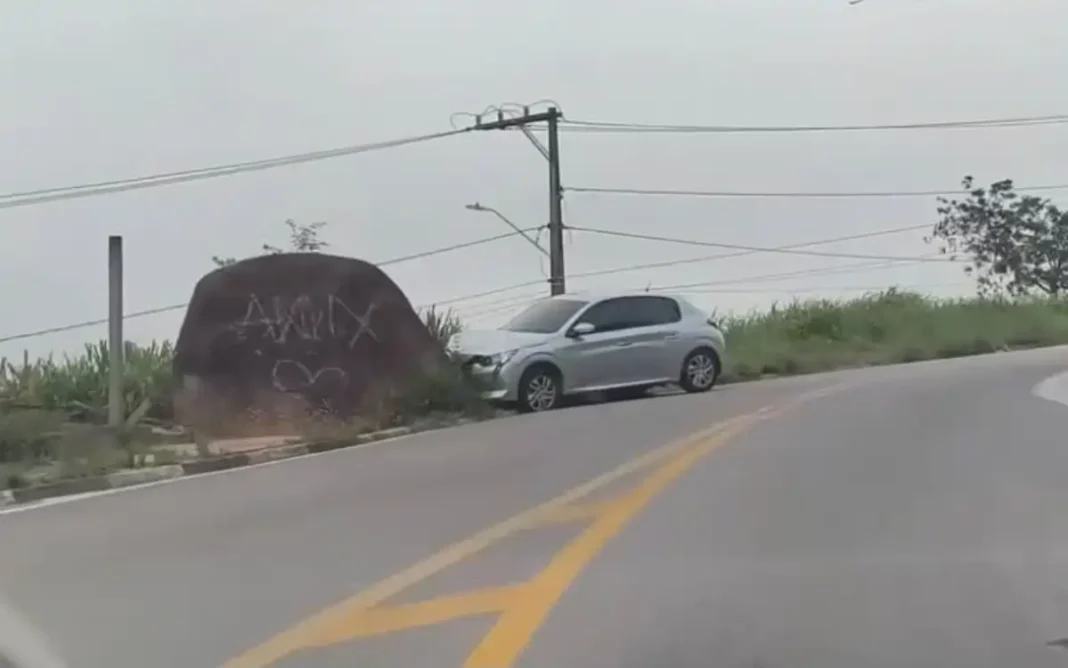 CARRO BATE CONTRA PEDRA NO FINAL DA AVENIDA NICOLA SABELLA, NO SÃO MIGUEL