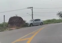 Veículo bate contra pedra no bairro São Miguel nesta segunda-feira