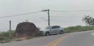 Veículo bate contra pedra no bairro São Miguel nesta segunda-feira