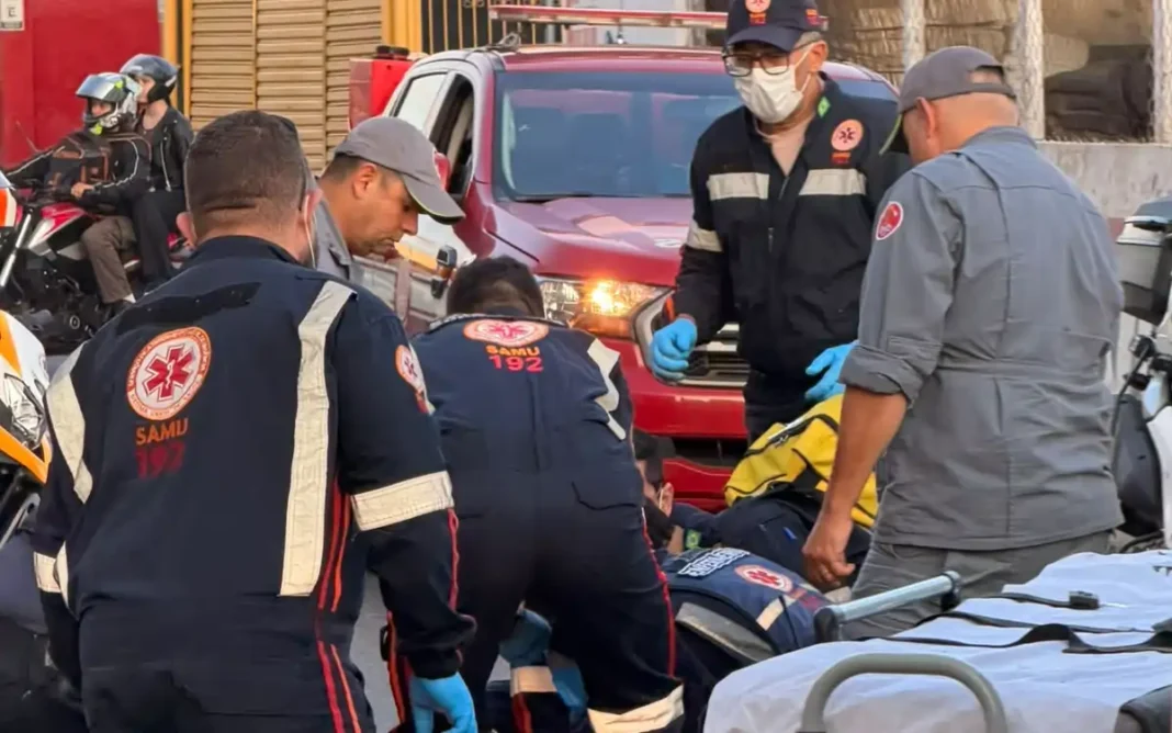 COLETORA DE LIXO É ATINGIDA POR MOTOCICLISTA DURANTE SERVIÇO NA VILA APARECIDA