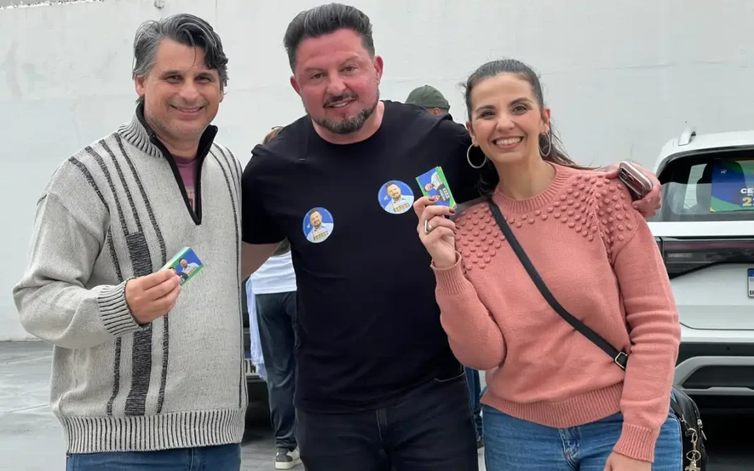 DELEGADO SANDRO MONTANARI REALIZA CAMINHADAS E AÇÃO DE ADESIVAÇÃO EM BRAGANÇA PAULISTA E ATIBAIA