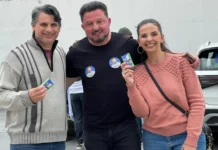 Delegado Sandro Montanari realiza caminhadas e ação de adesivação em Bragança Paulista e Atibaia