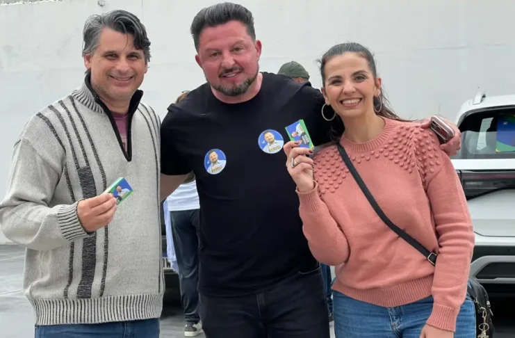 Delegado Sandro Montanari realiza caminhadas e ação de adesivação em Bragança Paulista e Atibaia