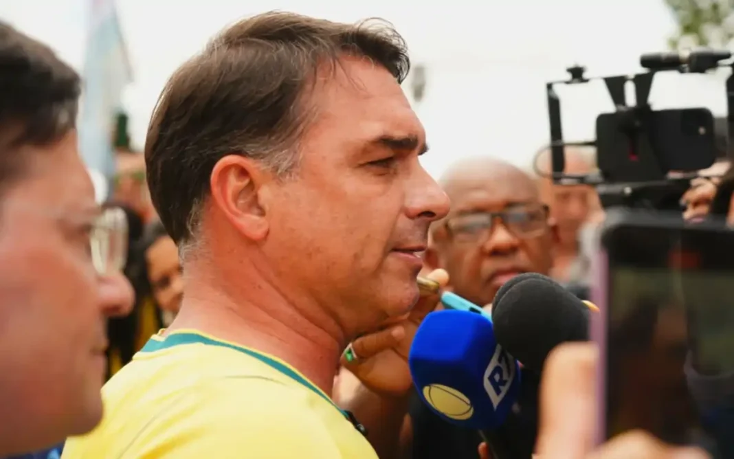 FLÁVIO BOLSONARO CRITICA STF, FALA EM “DITADURA JUDICIÁRIA” E CONVOCA APOIADORES PARA FISCALIZAR URNAS