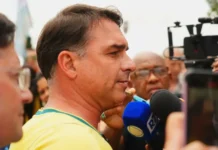 Flávio Bolsonaro critica STF, fala em “ditadura judiciária” e convoca apoiadores para fiscalizar urnas