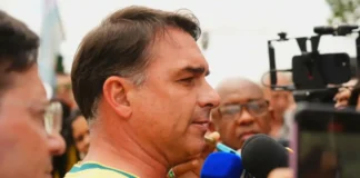 Flávio Bolsonaro critica STF, fala em “ditadura judiciária” e convoca apoiadores para fiscalizar urnas