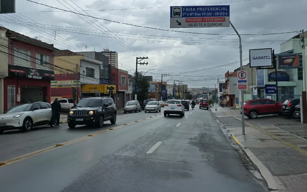 Faixa reversível da Avenida Pires Pimentel passa a operar nos dois sentidos nos horários de pico