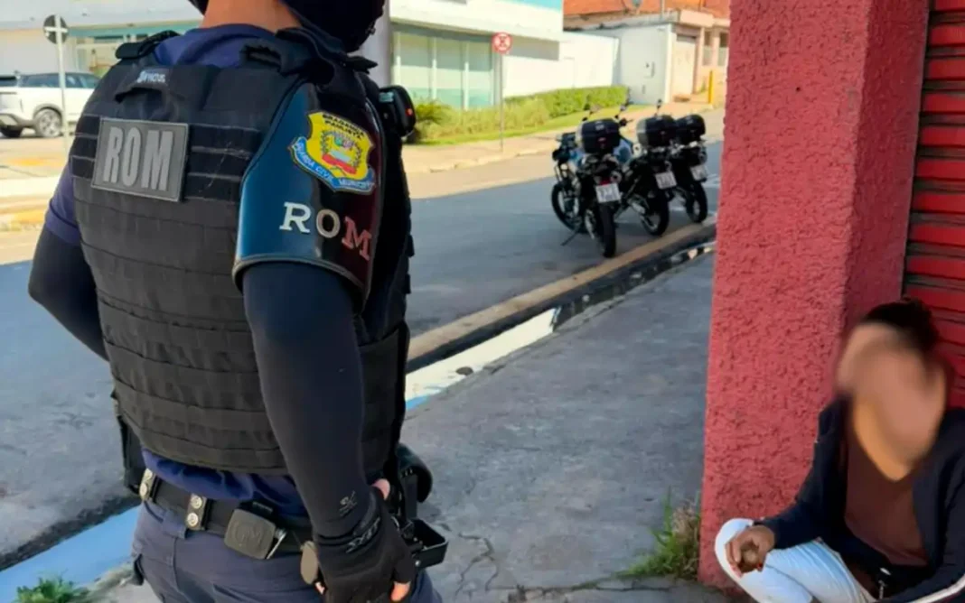 GCM DE BRAGANÇA PAULISTA CAPTURA MULHER PROCURADA PELA JUSTIÇA DURANTE MOTOPATRULHAMENTO