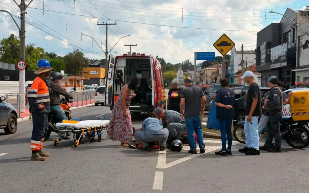 MOTOCICLISTA FICA FERIDO APÓS DERRAPAR EM ÓLEO NA AVENIDA DOS IMIGRANTES