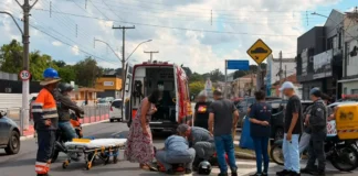 Motociclista fica ferido após derrapar em óleo na Avenida dos Imigrantes