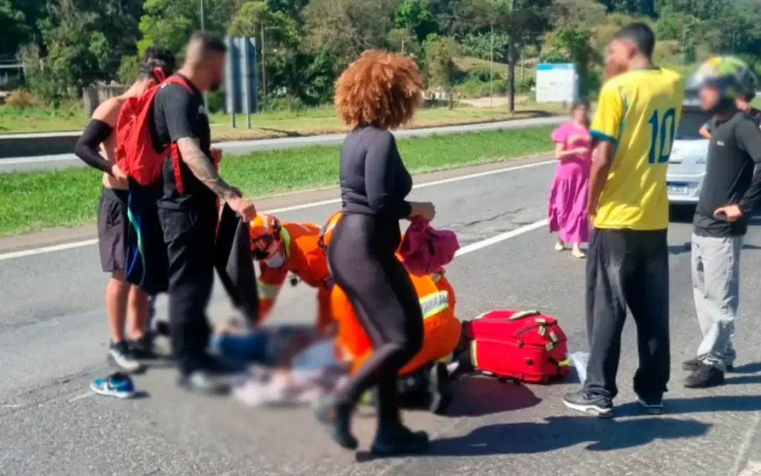 MOTOCICLISTA FICA GRAVEMENTE FERIDO APÓS TENTAR DESVIAR DE VEÍCULO NA FERNÃO DIAS, EM VARGEM