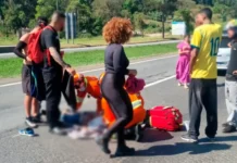 Motociclista fica gravemente ferido após tentar desviar de veículo na Fernão Dias