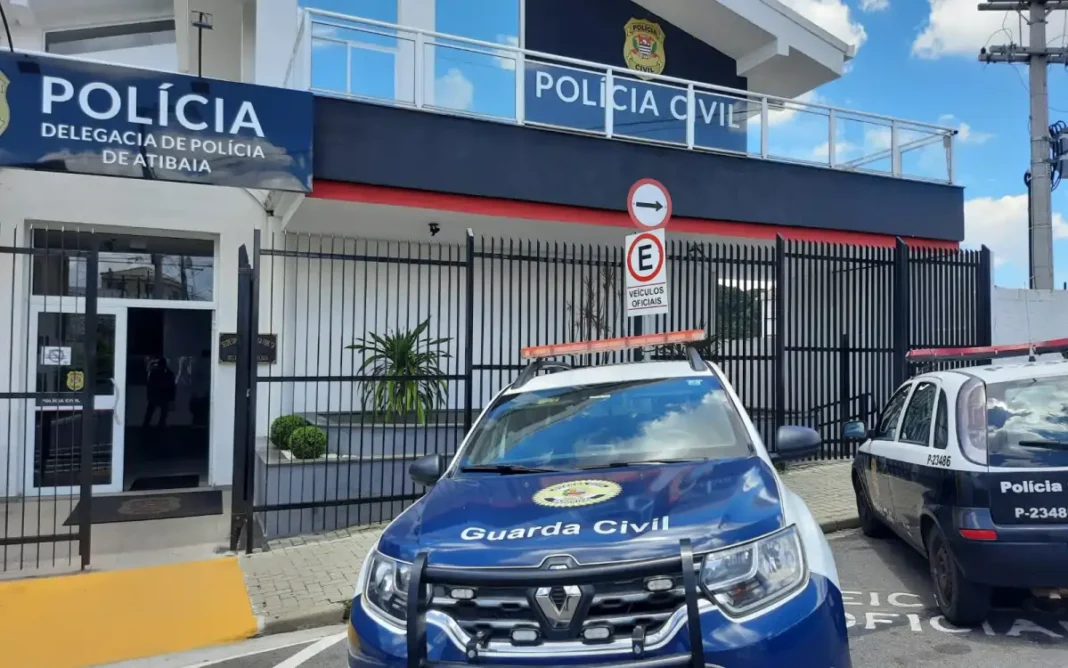 MULHER É PRESA APÓS PRODUTOS FURTADOS SEREM ENCONTRADOS EM CARRO EM ATIBAIA