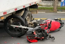 Motociclista fica ferido em colisão durante acesso de caminhão a estabelecimento