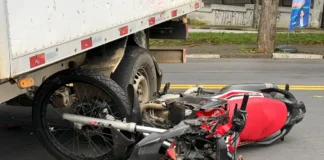 Motociclista fica ferido em colisão durante acesso de caminhão a estabelecimento