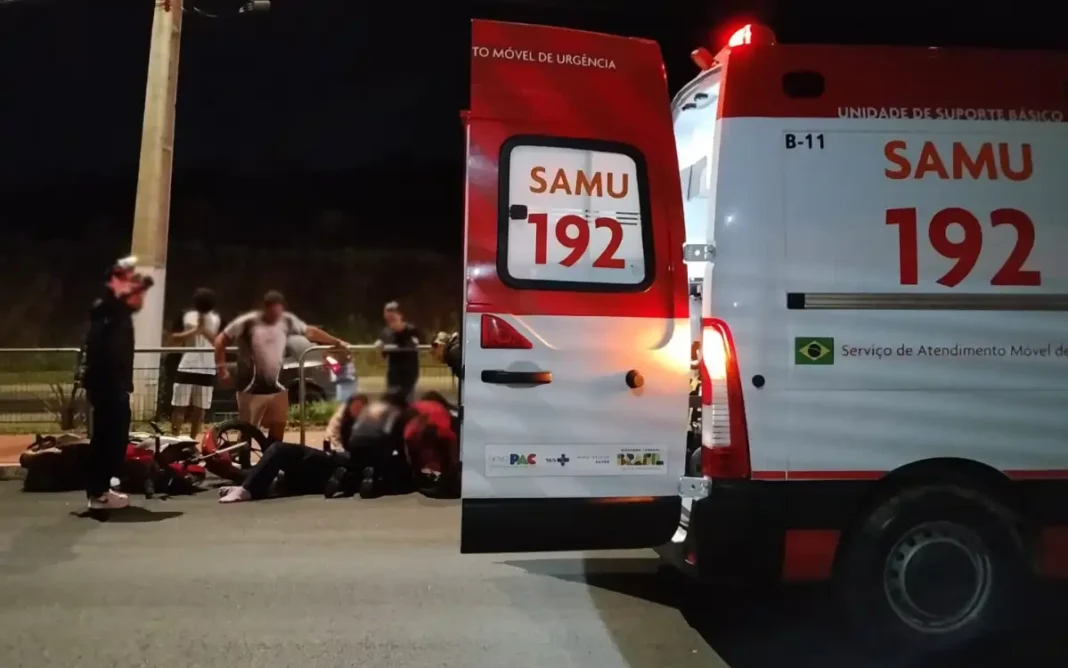 Motociclista fica gravemente ferida após colisão com van na Avenida Atílio Menin