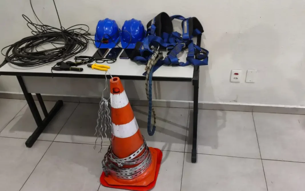 POLÍCIA MILITAR PRENDE TRÊS HOMENS POR FURTO DE FIOS EM BRAGANÇA PAULISTA