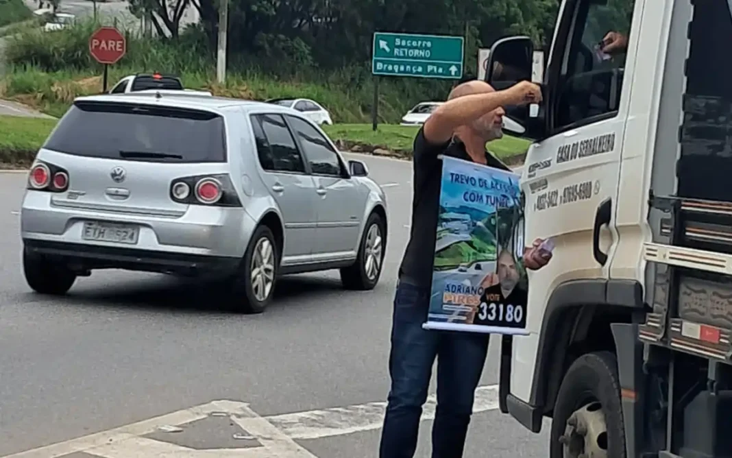 ADRIANO PIRES REALIZA AÇÃO DE CAMPANHA E DEFENDE TÚNEIS NOS TREVOS