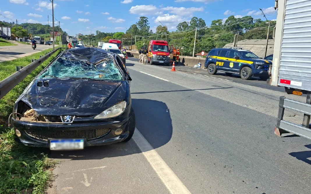 Acidente entre carro e carreta deixa mulher ferida na Rodovia Fernão Dias, em Atibaia