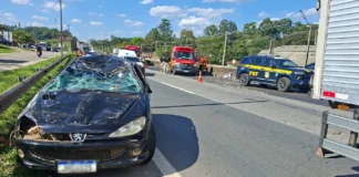 Acidente entre carro e carreta deixa mulher ferida na Rodovia Fernão Dias, em Atibaia