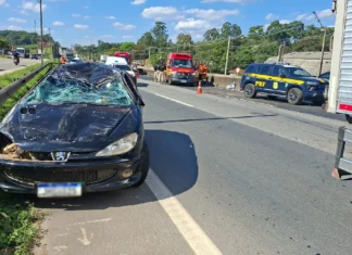 Acidente entre carro e carreta deixa mulher ferida na Rodovia Fernão Dias, em Atibaia