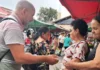 Candidato Adriano Pires visita feira em Atibaia durante agenda de campanha