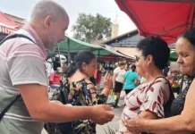 Candidato Adriano Pires visita feira em Atibaia durante agenda de campanha