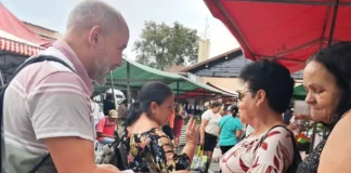Candidato Adriano Pires visita feira em Atibaia durante agenda de campanha