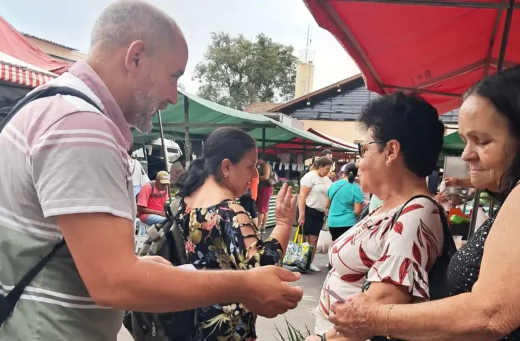 Candidato Adriano Pires visita feira em Atibaia durante agenda de campanha