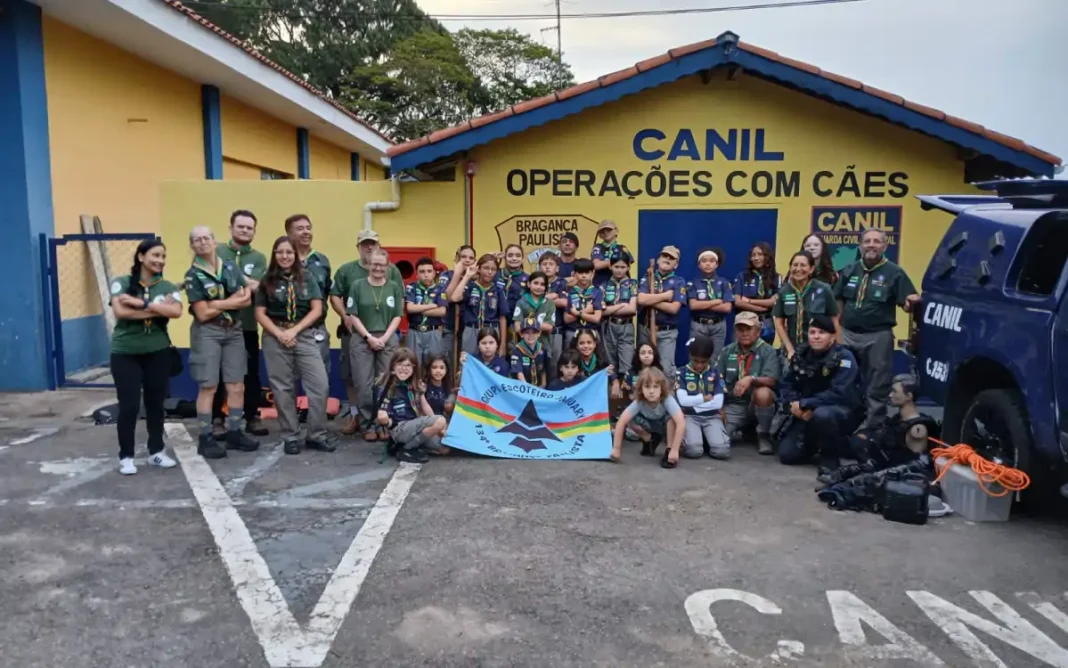 CANIL DA GCM DE BRAGANÇA PAULISTA RECEBE GRUPO DE ESCOTEIROS PARA APRESENTAÇÃO DE CÃES