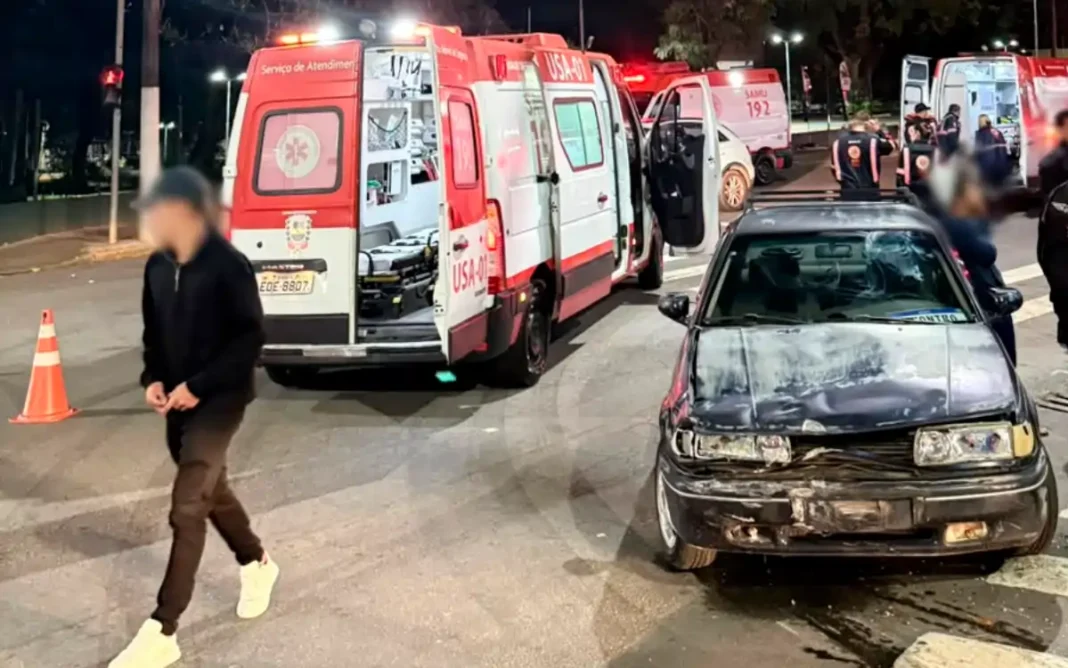 COLISÃO FRONTAL ENTRE CARRO E MOTO É REGISTRADA EM CRUZAMENTO