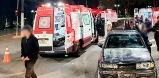 Colisão frontal entre carro e moto é registrada em cruzamento