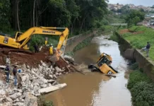 Erro operacional causa queda de escavadeira no rio durante obras em Bragança Paulista